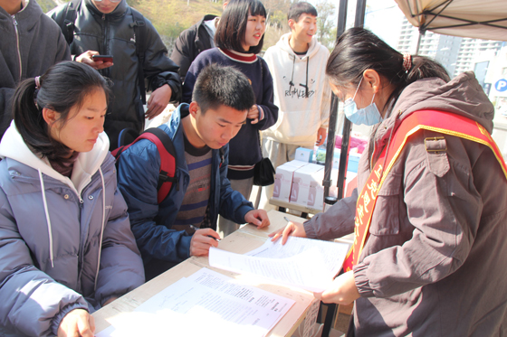 飛揚(yáng)熱血青春  匯集愛心洪流——安康學(xué)院積極開展冬季獻(xiàn)血活動(dòng)