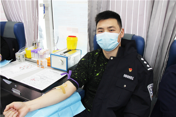 人民警察一心為民，捋袖捐血鐵血柔情——安康市公安局積極開展冬季獻血活動