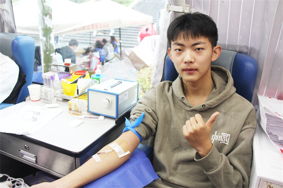 青春熱血匯聚點(diǎn)滴愛心 無私奉獻(xiàn)相約美麗校園