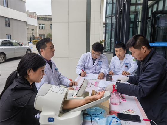 一“臂”之力，踐行醫(yī)者擔(dān)當(dāng)——安康市中心血站聯(lián)合漢濱區(qū)第三人民醫(yī)院開(kāi)展無(wú)償獻(xiàn)血活動(dòng)