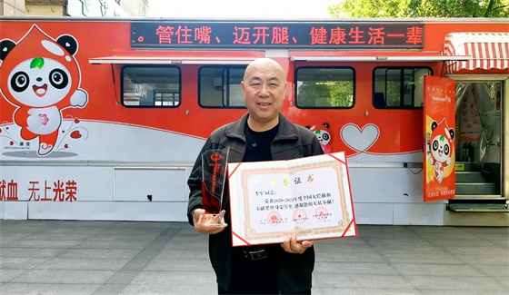 安康李軍，18年獻出“10”個自己……