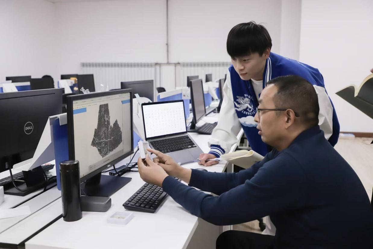 安陽師范學(xué)院甲骨文信息處理教育部重點(diǎn)實(shí)驗(yàn)室，劉永革正在給學(xué)生講甲骨文。受訪者供圖