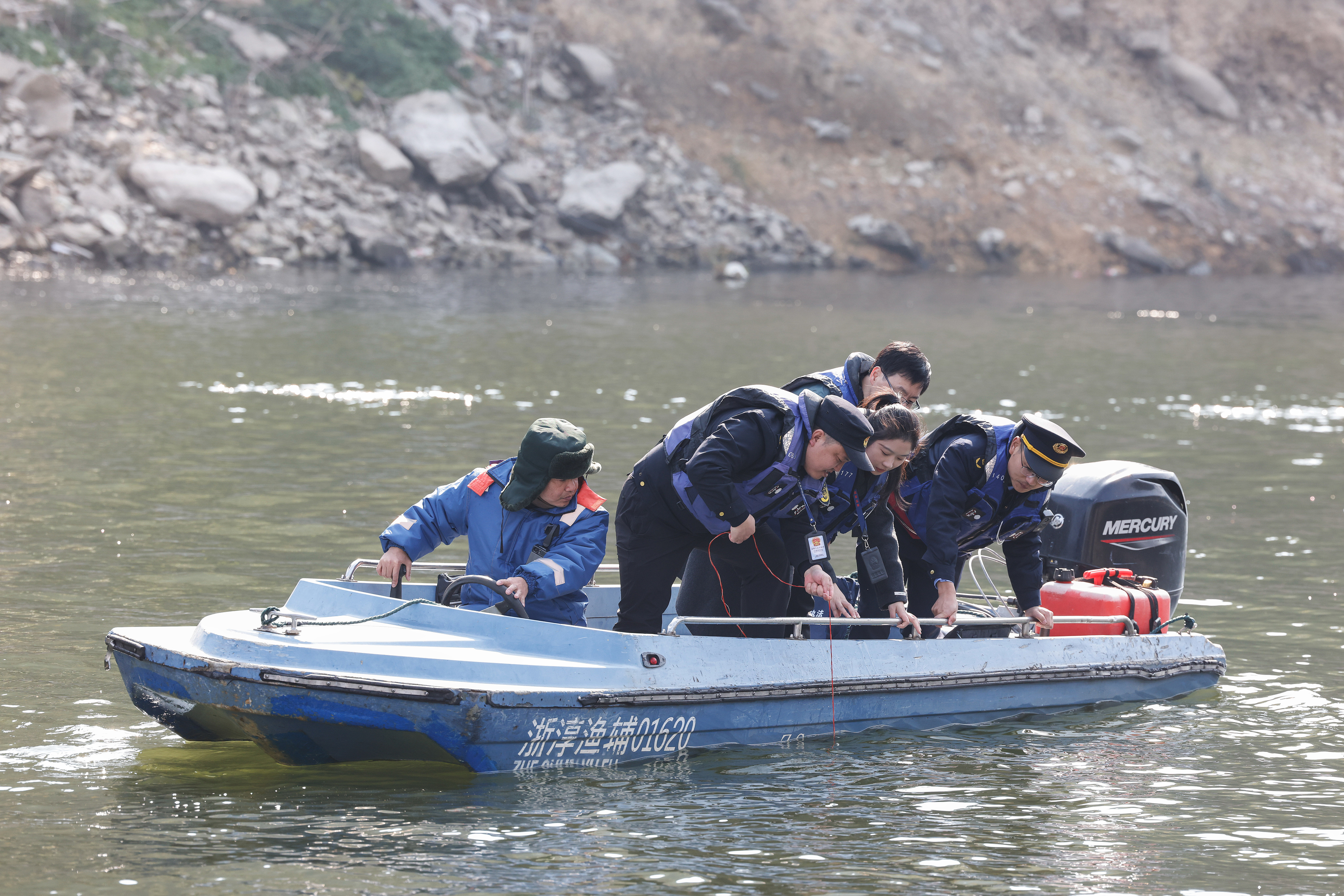2025年12月4日，浙江杭州淳安縣與安徽黃山歙縣紀(jì)檢監(jiān)察干部及綜合行政執(zhí)法人員對(duì)浙皖交界的新安江鳩坑口水域進(jìn)行常態(tài)化巡河，共同保護(hù)漁業(yè)資源和水域生態(tài)環(huán)境。