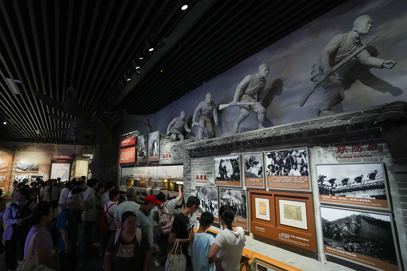 2025年7月8日，參觀者在中國(guó)人民抗日戰(zhàn)爭(zhēng)紀(jì)念館參觀《為了民族解放與世界和平》主題展覽。