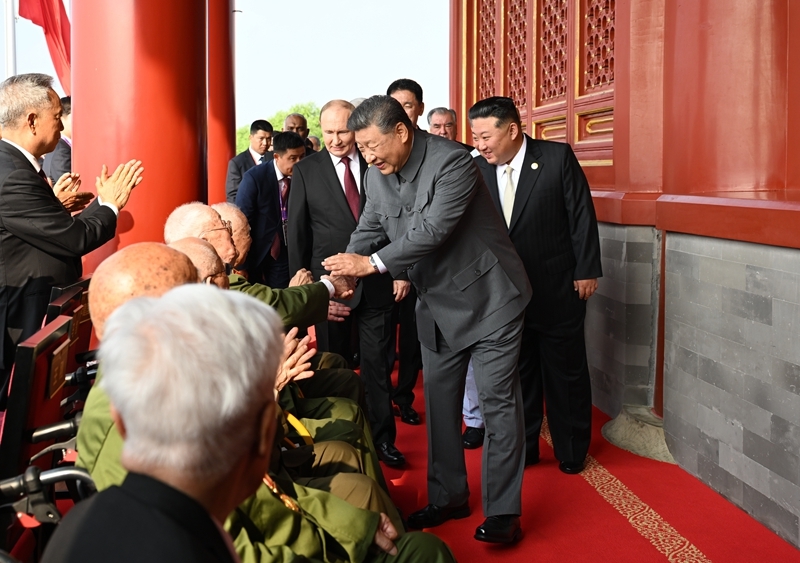 2025年9月3日，習(xí)近平總書記同抗戰(zhàn)老戰(zhàn)士老同志代表親切握手，向他們表示崇高敬意。
