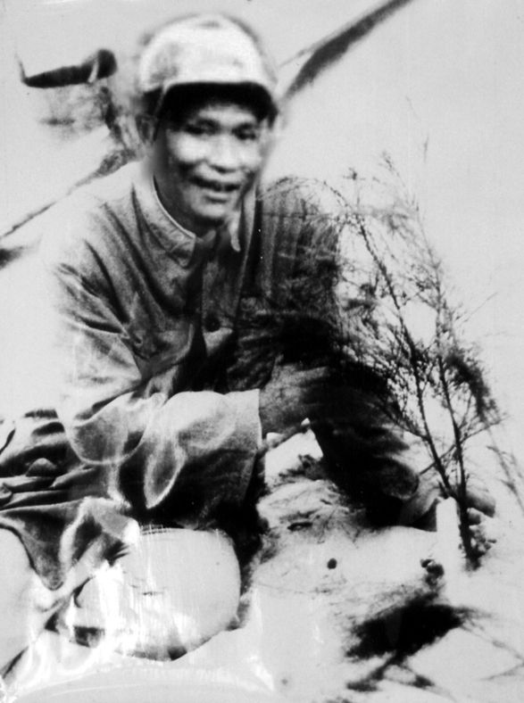 谷文昌與試種成活的木麻黃（資料照片）。