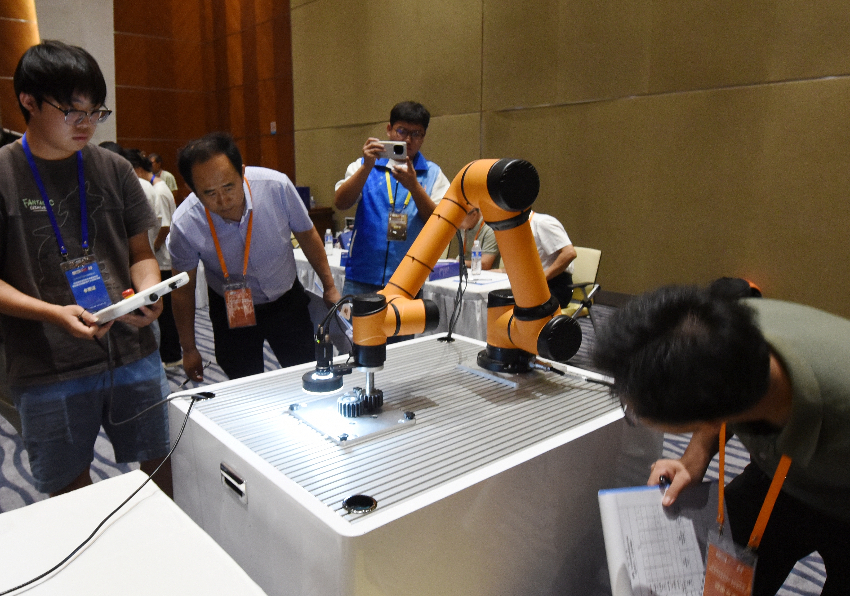 2025年中國大學(xué)生機械工程創(chuàng)新創(chuàng)意大賽智能精密裝配賽京津冀魯聯(lián)賽現(xiàn)場，評委對參賽選手進行實操調(diào)試評比。