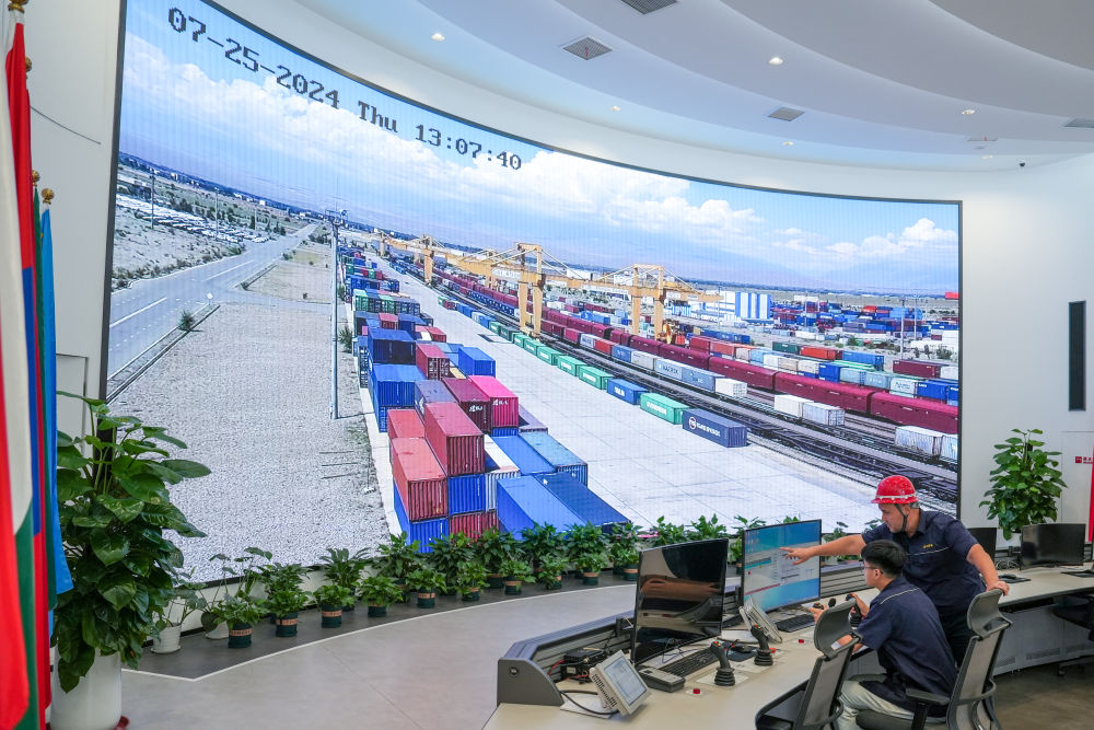 △ 在中哈（連云港）物流合作基地，工作人員通過(guò)“中哈物流場(chǎng)站”信息化跟蹤系統(tǒng)查看集裝箱運(yùn)輸情況（2024年7月25日攝）。