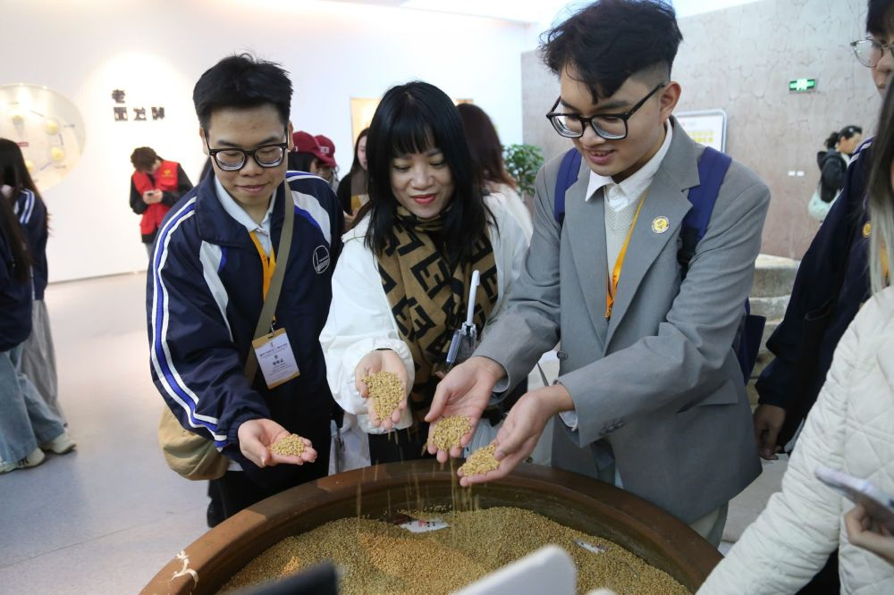 2026年3月30日，參加“紅色研學之旅”的越南青年在河北參觀新農村建設。