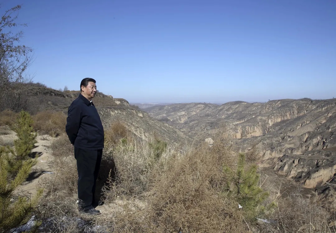 2015年2月13日，習(xí)近平回到陜西省延安市延川縣文安驛鎮(zhèn)梁家河村看望父老鄉(xiāng)親。在一段山路上，他停了下來，舉目凝望。